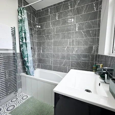 Hambledon House 4br Entire